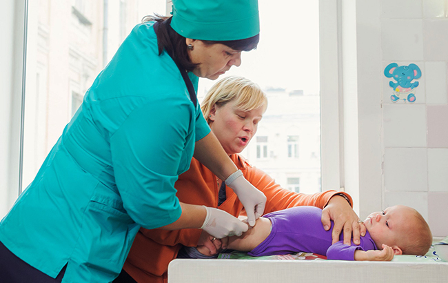 В Чернигове медсестра отказалась делать ребенку прививку: усомнилась в качестве